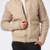 Beige wattierte Herrenjacke mit gestrickten Flechtärmeln