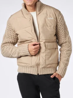 Beige wattierte Herrenjacke mit gestrickten Flechtärmeln