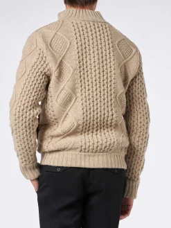 Beige wattierte Herrenjacke mit gestrickten Flechtärmeln