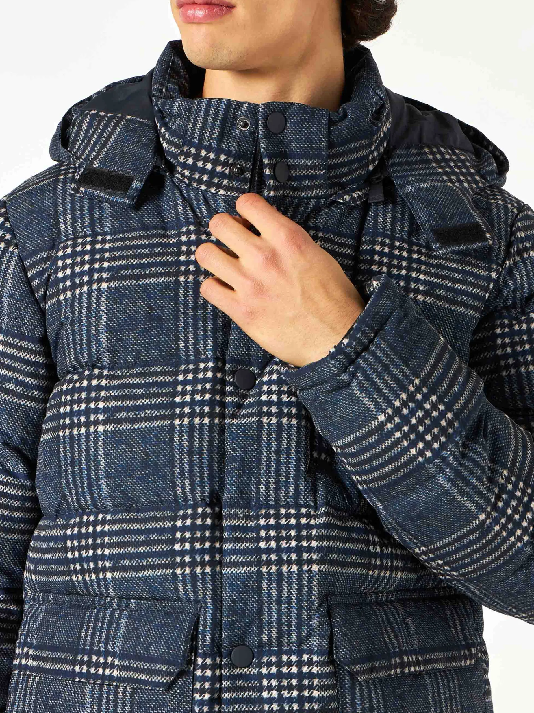 Blaue Daunenjacke mit Kapuze und Prince-of-Wales-Print