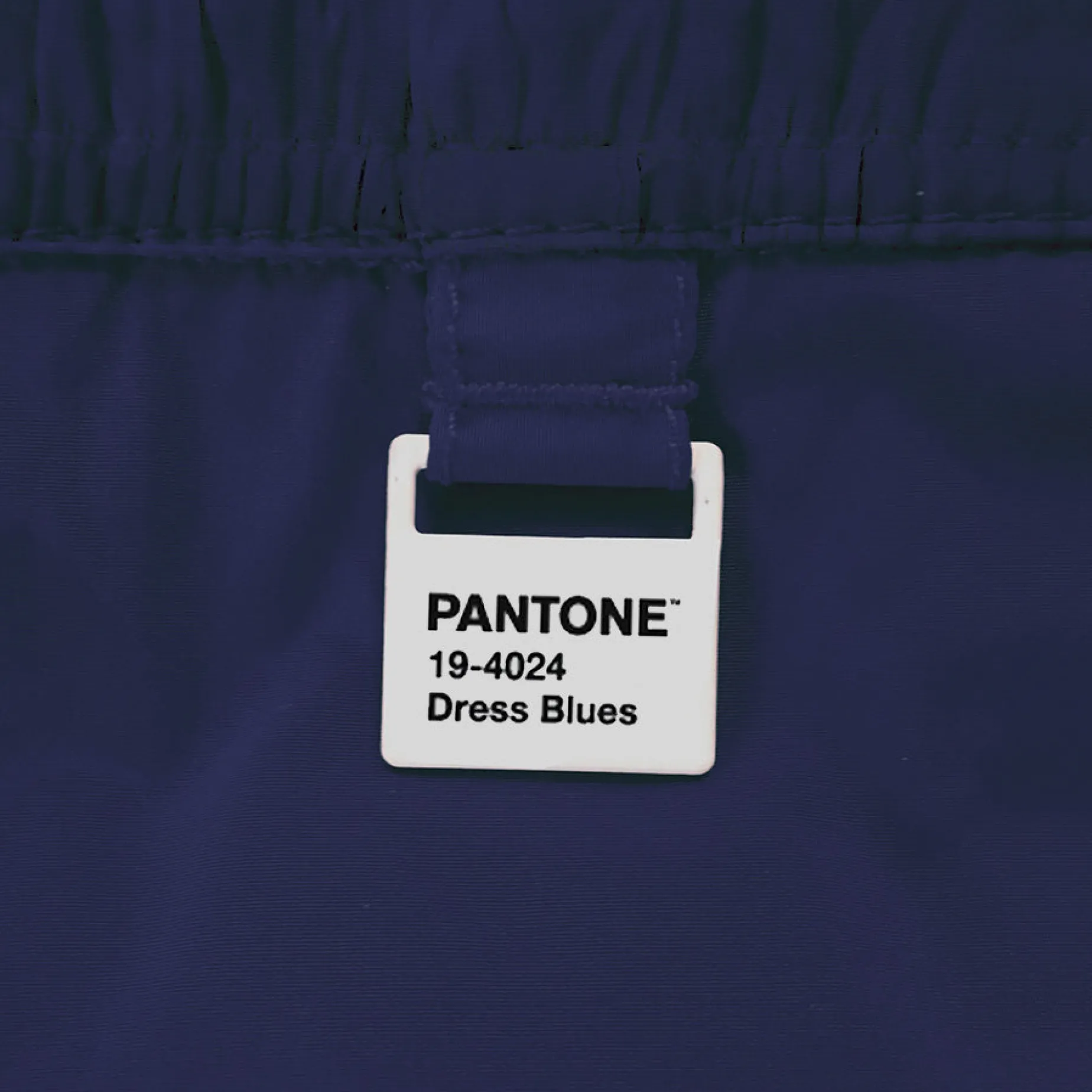 Blaue, marineblaue Badeshorts für Jungen aus hellem Stoff | Pantone® Sonderausgabe