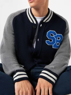 Blaue Strickbomberjacke im College-Stil