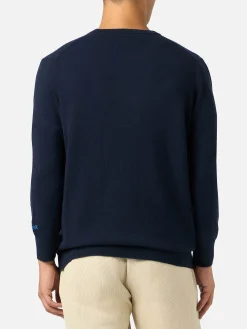 Blauer Herrenpullover Heron mit Snoopy-Stickerei fürs Wochenende | SNOOPY PEANUTS SPECIAL EDITION