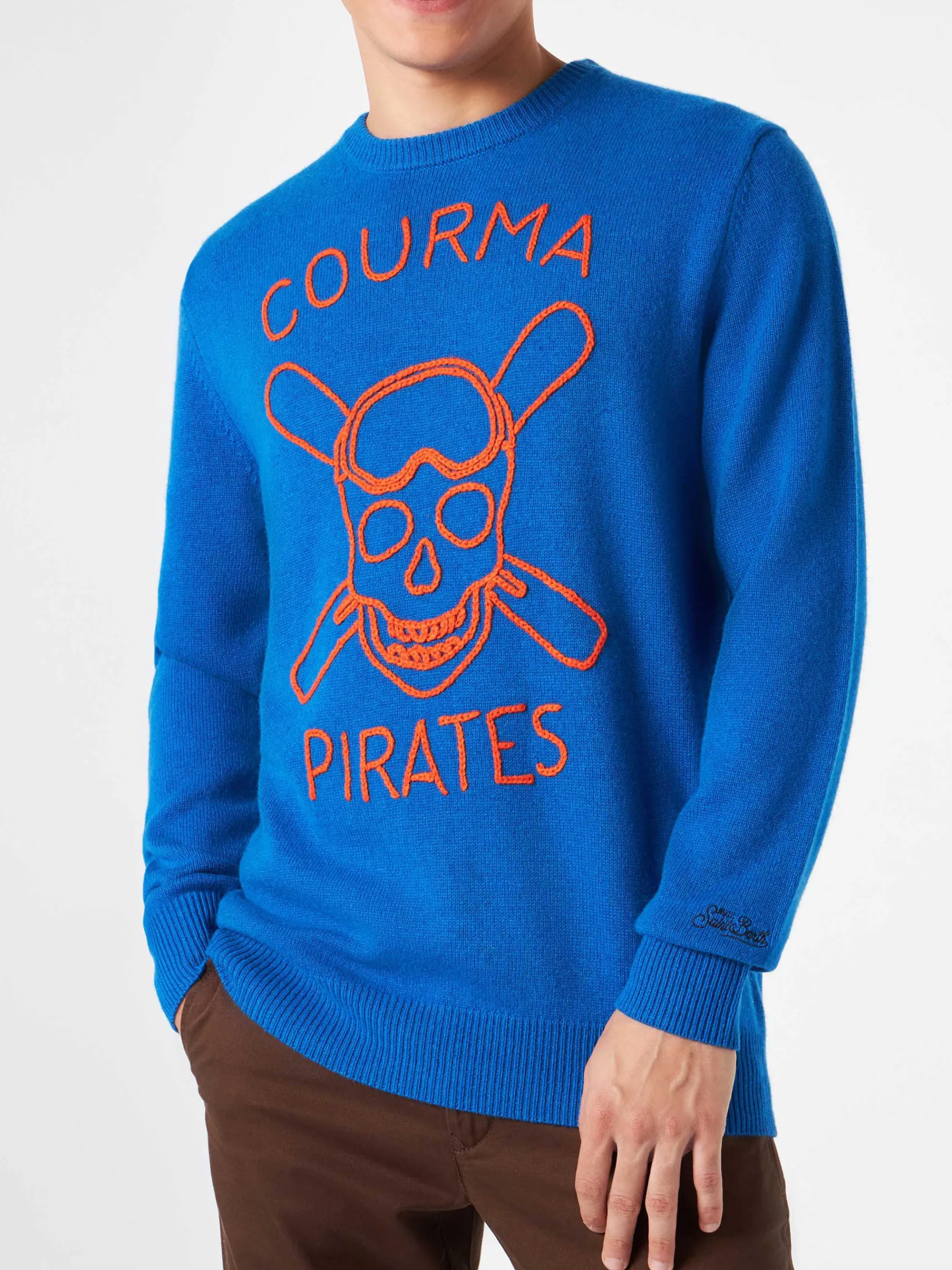 Blauer Herrenpullover mit Courma Pirates-Stickerei