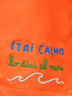 Boy Comfort Badeshorts mit „Stai Calmo Lo Dici Al Mare“-Stickerei