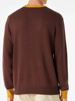 Brauner Herrenpullover mit Faccio-Cose- und Vedo-Gente-Stickerei