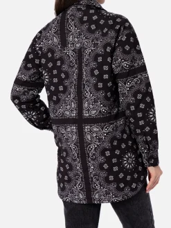 Damenjacke mit schwarzem Bandanna-Print