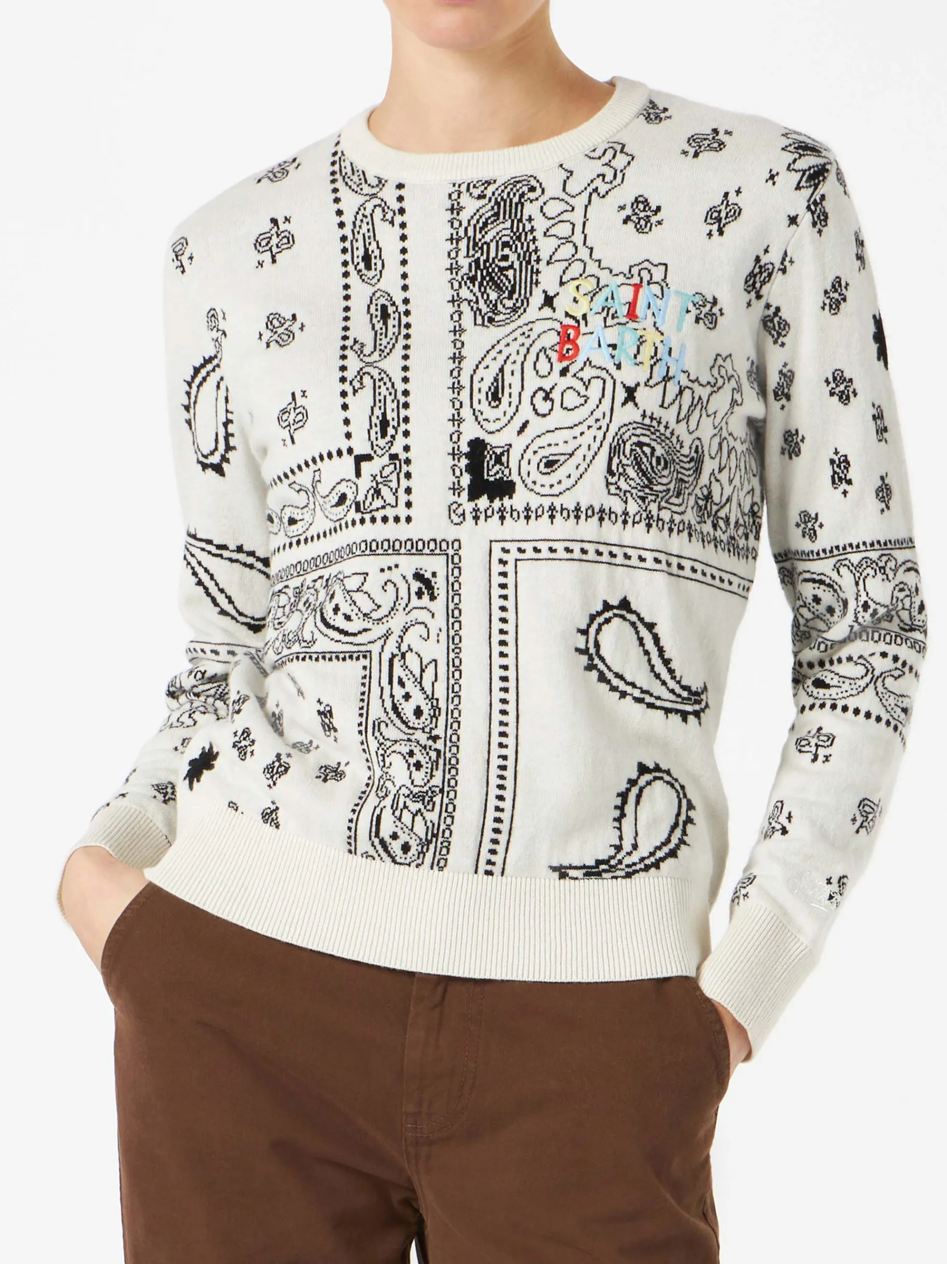 Damenpullover mit aufgesticktem Bandana-Print