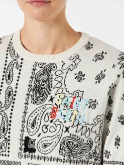 Damenpullover mit aufgesticktem Bandana-Print