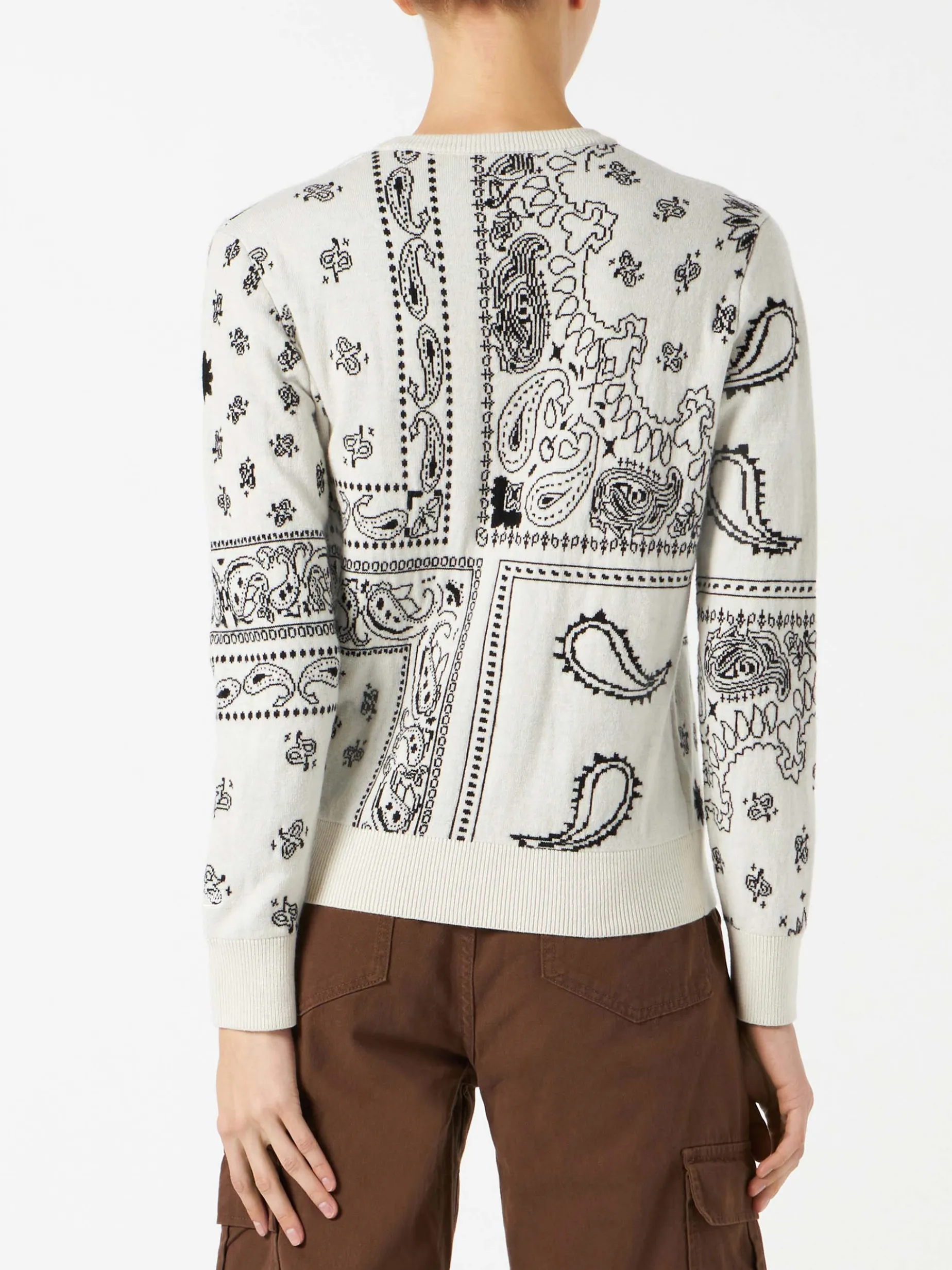 Damenpullover mit aufgesticktem Bandana-Print