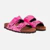 Damensandalen mit rosa Bandana-Print