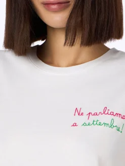 Damen-T-Shirt Emilie aus Baumwolljersey mit Rundhalsausschnitt und „Ne Parliamo a Settembre“-Stickerei