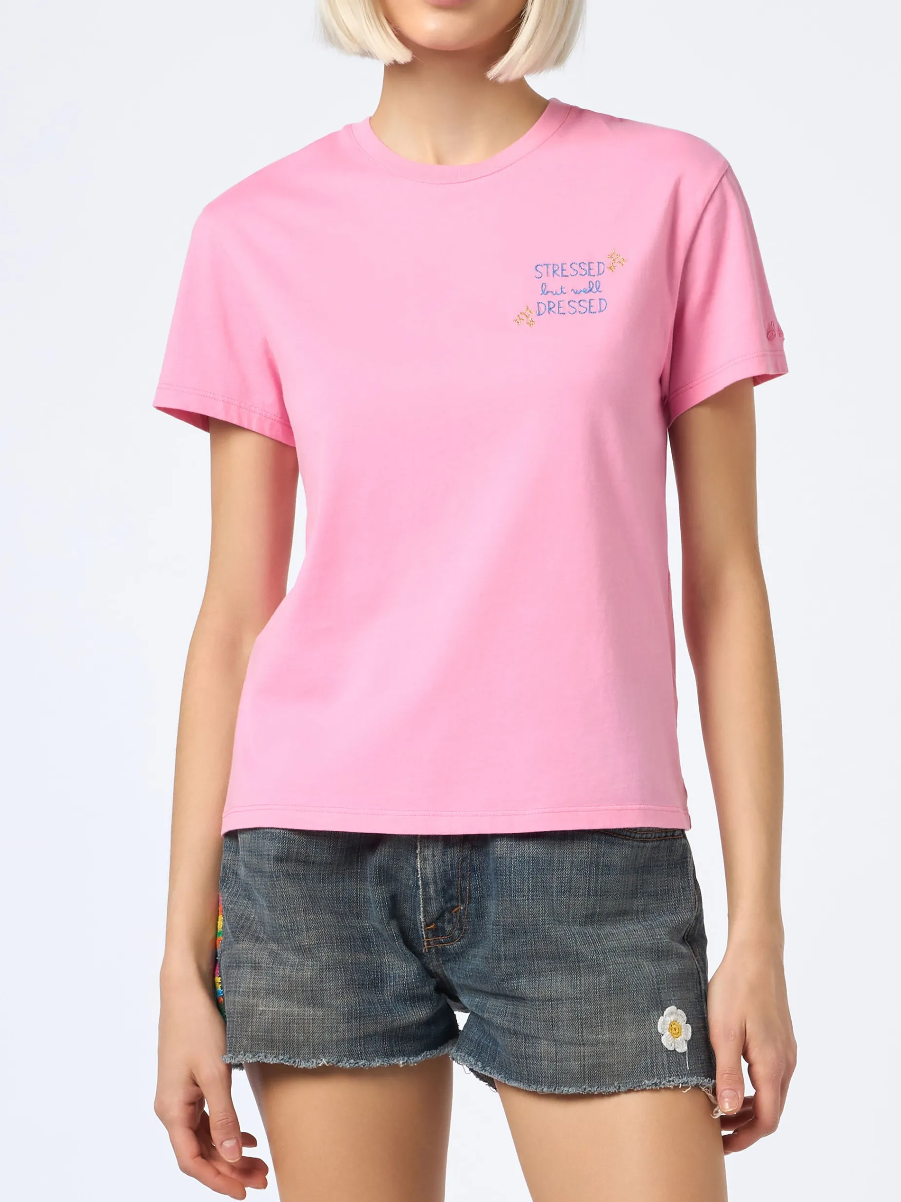 Damen-T-Shirt Emilie aus Baumwolljersey mit Rundhalsausschnitt und „Stressed but Well Dressed“-Stickerei