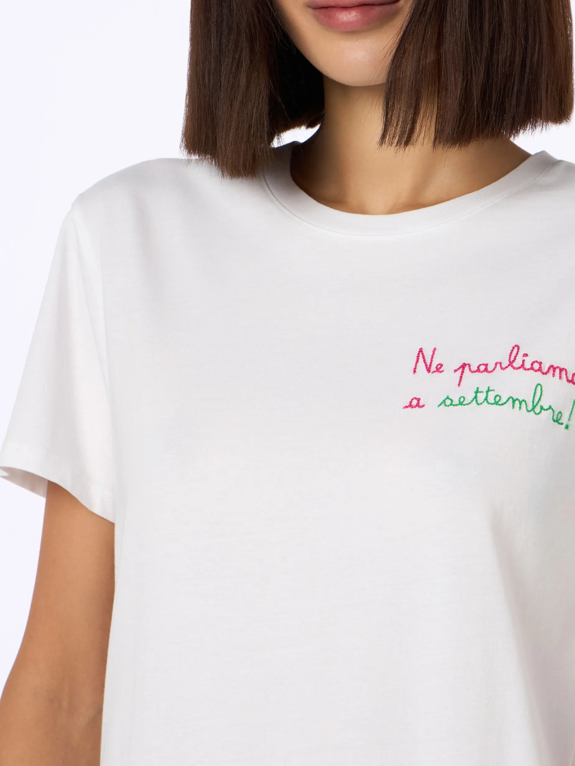 Damen-T-Shirt Emilie aus Baumwolljersey mit Rundhalsausschnitt und „Ne Parliamo a Settembre“-Stickerei