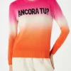Degradé-Damenpullover in Fuchsia und Orange mit Schriftzug „Ancora tu“.