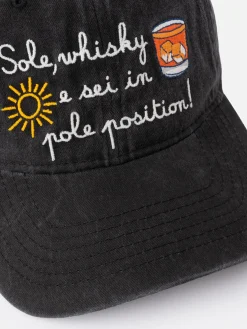 Denim-bestickte Ballkappe Davis mit Sohle, Stickerei „Whisky e Sei in Pole Position“ | VACANZE DI NATALE SONDERAUSGABE
