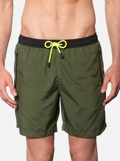Dunkelgrüne Badeshorts aus hellem Stoff mit Reißverschluss