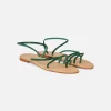 Flache Ringsandalen mit grünen Strasssteinen