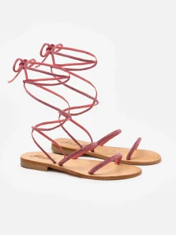Flache Wickelsandalen mit fuchsiafarbenen Strasssteinen