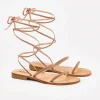Flache Wickelsandalen mit goldenen Strasssteinen