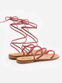 Flache Wickelsandalen mit fuchsiafarbenen Strasssteinen