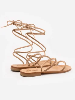 Flache Wickelsandalen mit goldenen Strasssteinen