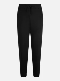 Frau gestrickte schwarze Jogginghose