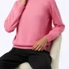 Frau gestrickter rosa Rollkragenpullover