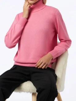 Frau gestrickter rosa Rollkragenpullover