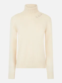 Frau hat einen weißen Rollkragenpullover gestrickt