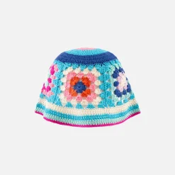 Frau häkelt Cloche
