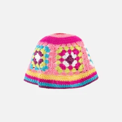 Frau häkelt Cloche