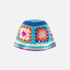 Frau häkelt Cloche