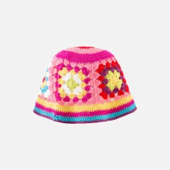 Frau häkelt Cloche