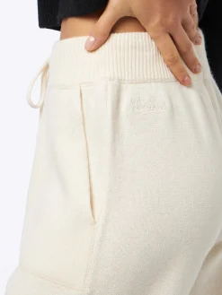 Frau strickte weiße Jogginghosen