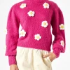 Gebürsteter Damenpullover mit gehäkelten Blumenapplikationen