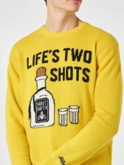 Gelber Herrenpullover mit Life's Two Shots-Schriftzug