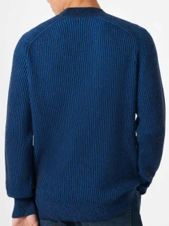 Gerippter blauer Herrenpullover mit halbem Rollkragen