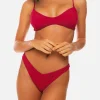 Gerippter bordeauxroter Bralette-Bikini mit frecher Badehose