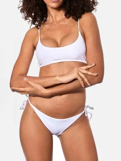 Gerippter weißer Bikini mit Bralette-Oberteil