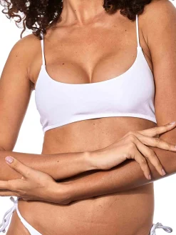 Gerippter weißer Bikini mit Bralette-Oberteil