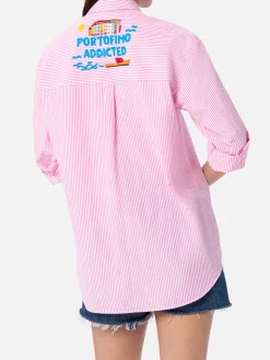 Gestreiftes Überhemd Brigitte aus seersucker Baumwolle für Damen mit Portofino-Stickerei vorne und hinten