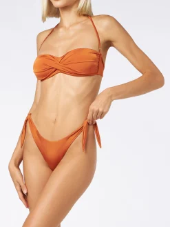 Glänzend orangefarbener, gekreuzter Bandeau-Bikini