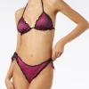 Glänzender Fuchsia-Bikini mit schwarzem Tupfentüll