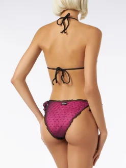 Glänzender Fuchsia-Bikini mit schwarzem Tupfentüll