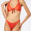 Glänzender orangefarbener Bikini mit Triangel-Oberteil