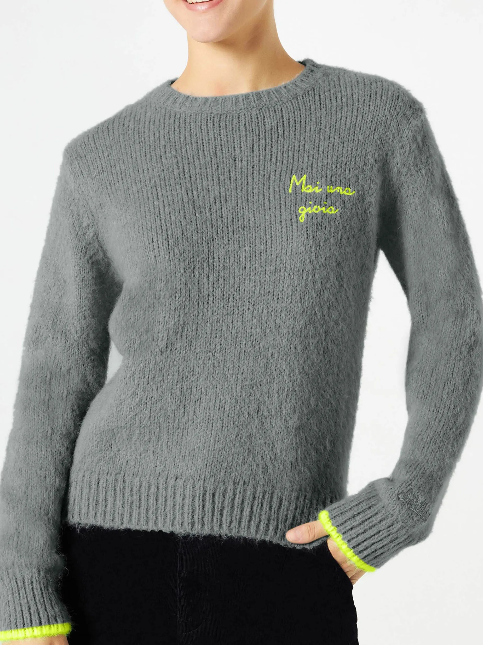 Grauer gebürsteter Damenpullover mit Mai una Gioia-Stickerei