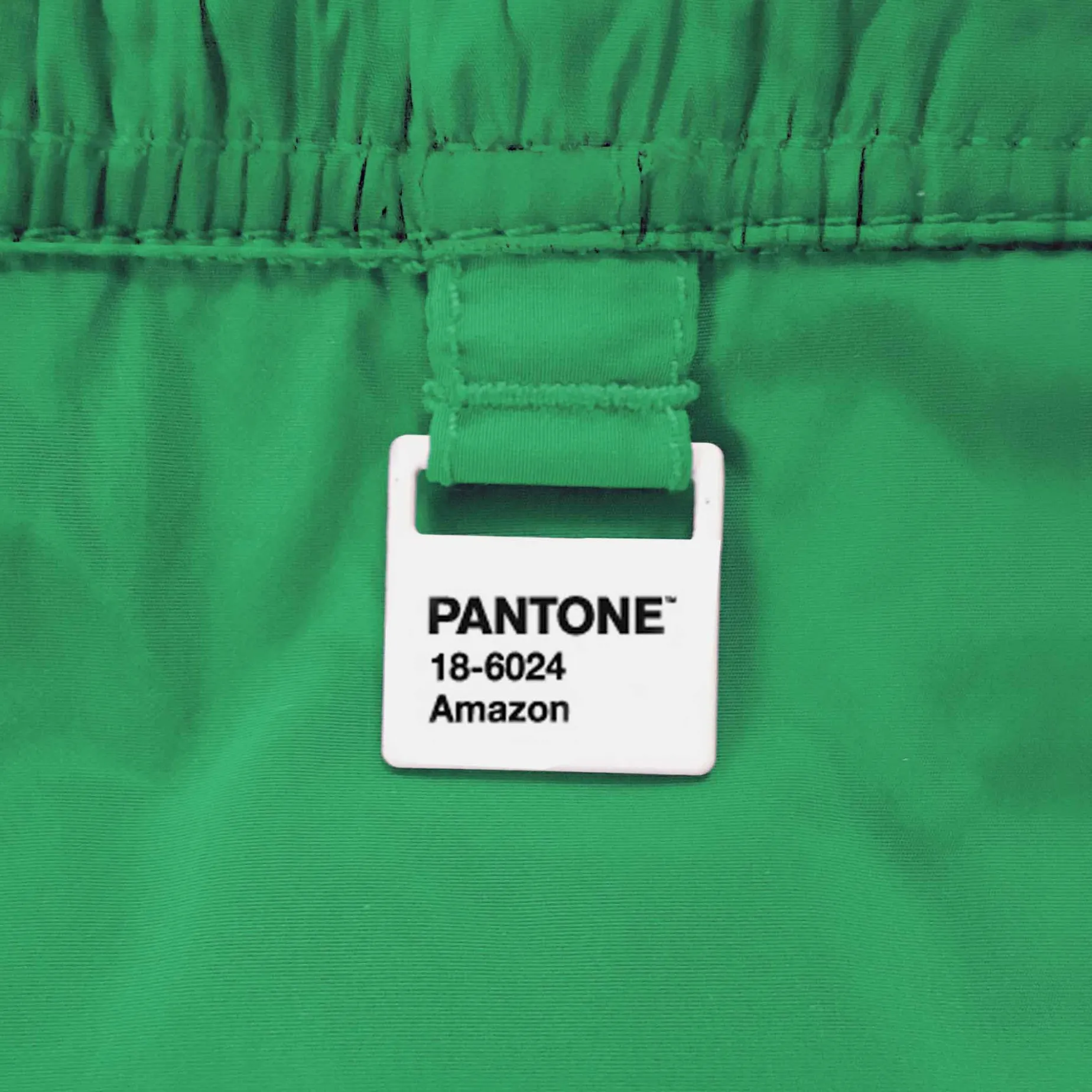 Grüne Badeshorts für Jungen | PANTONE® SONDERAUSGABE