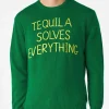 Grüner Herrenpullover mit Tequila solves everything Stickerei