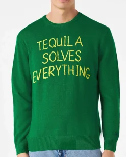Grüner Herrenpullover mit Tequila solves everything Stickerei